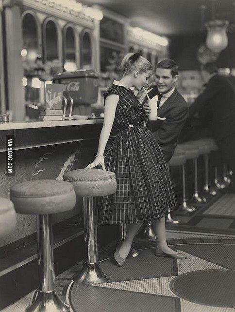 This-is-how-teenagers-dated-in-the-1950s.jpg