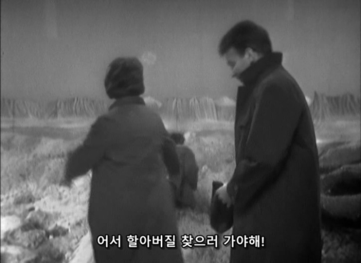 Doctor Who - S01E01 (001) - An Unearthly Child (2) - The Cave of Skulls.avi_20151210_172749.750.jpg