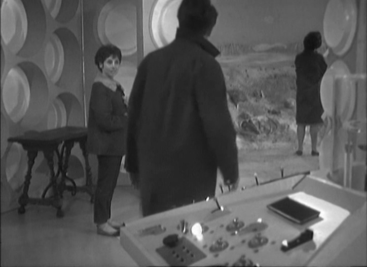 Doctor Who - S01E01 (001) - An Unearthly Child (2) - The Cave of Skulls.avi_20151210_175453.359.jpg