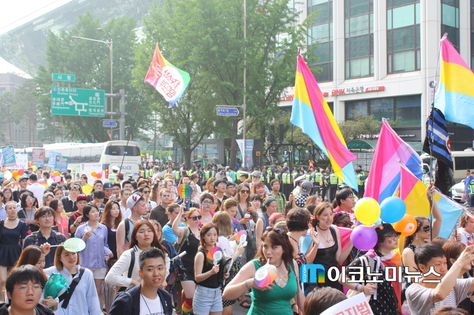 art_1468140626.jpg : 한국의 퀴어 축제 저격