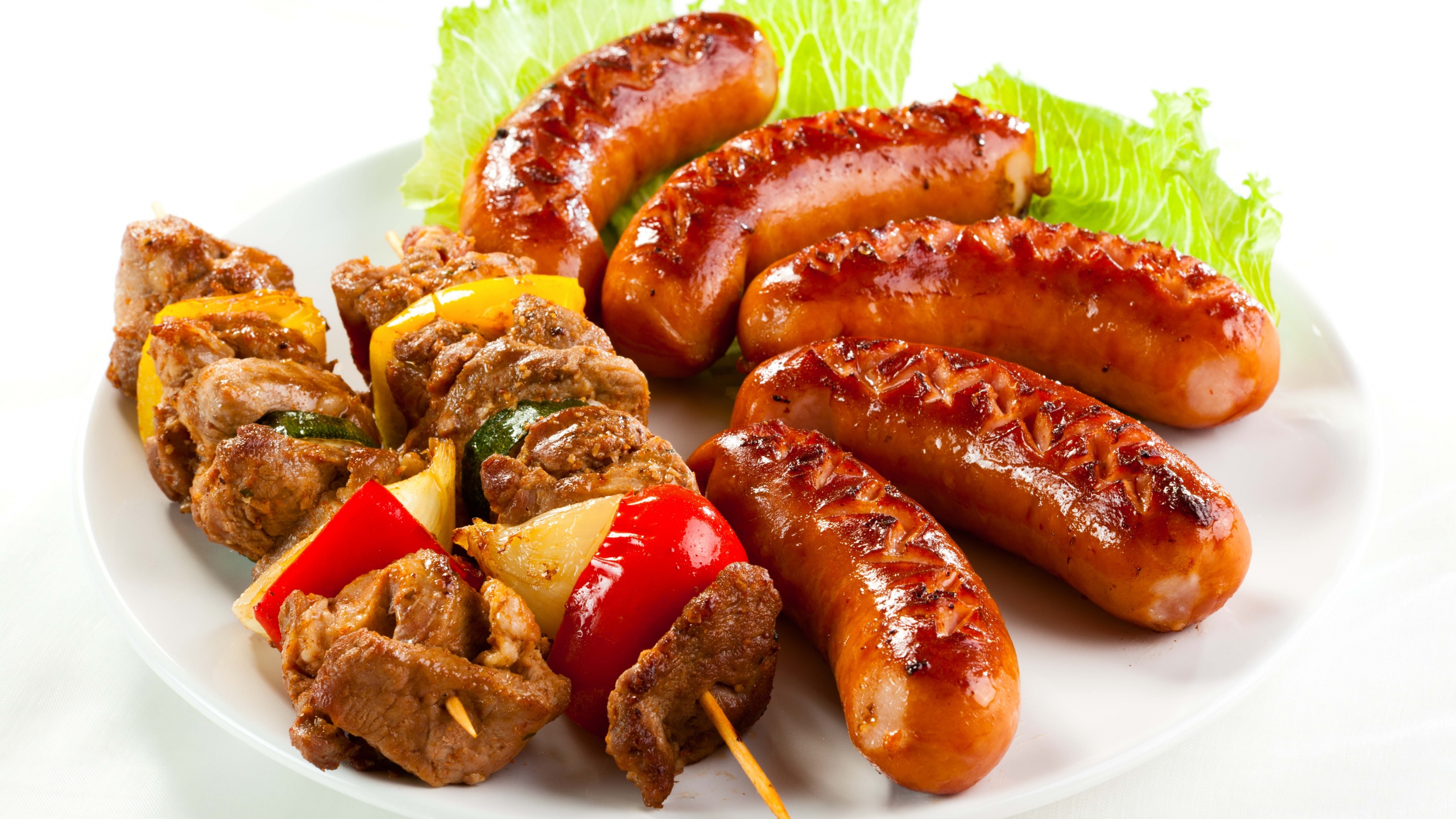 kebabs_sausages_herbs_plate_white_background_79163_2560x1440.jpg : 음식짤