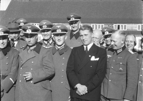 수정됨_Wernher Von Braun With SS.jpg